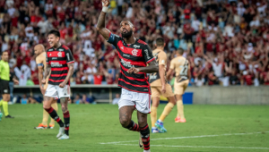 Flamengo vence Athletico com gol de Gerson no final, mas Tite não escapa da fúria da torcida