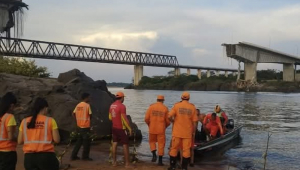 Equipes de resgate encontram dois corpos, e número de mortos em ponte que desabou sobe para seis