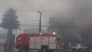 Avião com dez pessoas cai em avenida de Gramado (RS)