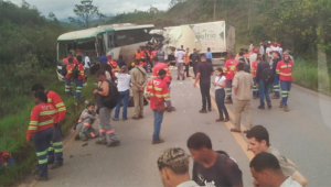 Motorista morre e seis passageiros ficam feridos em acidente entre ônibus e caminhão baú na MG-129